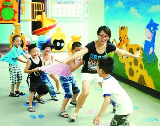 難道幼兒園老師就天天陪孩子們傻玩嗎