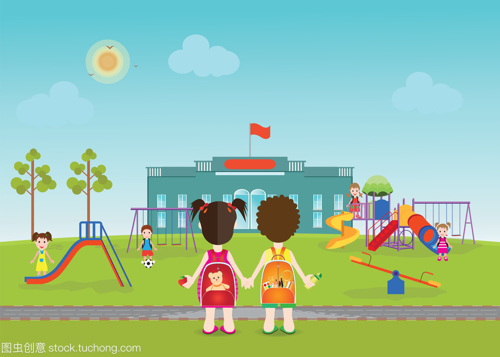 孩子們在操場上與設備打